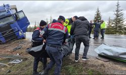 Eskişehir'de kontrolden çıkan tır otomobili altına aldı: 1 ölü 1'i ağır 2 yaralı