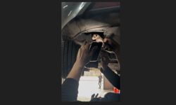 Araç içerisinde sıkışan yavru kediyi tamirhanede çırak sahiplendi