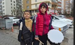 Yeğeniyle birlikte bayram harçlığı toplayan küçük davulcu