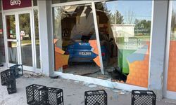 Fren yapmak yerine gaza basan otomobil süpermarkete girdi