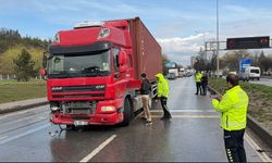 2 minibüs ve 2 tırın karıştığı zincirleme kaza: 2 yaralı