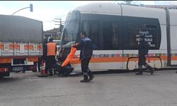 Minibüsle çarpışan tramvay raydan çıktı