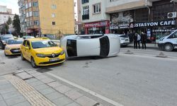 Yan yatan otomobilin sürücüsü kazadan yara almadan kurtuldu