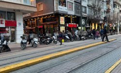 Vatandaş hatalı park edilen kurye motosikletlerinden rahatsız