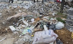 Baksandaki boş alanlar mermer atıkları ve inşaat molozlarıyla doldu
