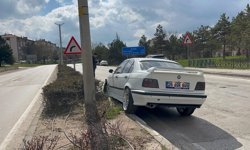 Kontrolden çıkan araç orta refüje çıktı