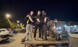 Motosiklet sürücüsü 58 bin TL'lik ceza tutanağı ile poz verdi