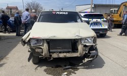 İki araç çarpıştı 4 araç hasar aldı