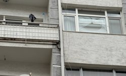 Fırtınada kırılan cam 6’ncı kattan vatandaşın üzerine düştü