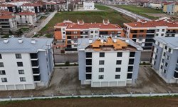 Fırtına binanın çatısını uçurdu faciadan dönüldü