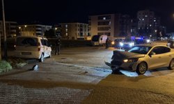 Alkollü sürücü ile 15 yaşındaki çocuğun kullandığı araç çarpıştı