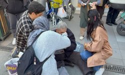 Çocuğun attığı yumrukla yaşlı adam kanlar içinde yere yığıldı