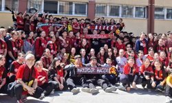 Okula Eskişehirsor formasıyla gelip tezahüratlarla takımlarının başarısını kutladılar