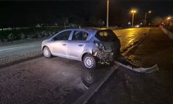 Kontrolden çıkan otomobil duvara çarptı