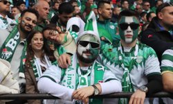 Bursaspor taraftarından Eskişehir tribünlerinde renkli görüntüler