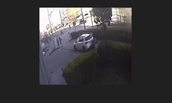 Kaldırımda yürüyen yayanın otomobilin altında kaldığı anın görüntüsü