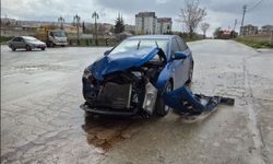 'Dur' levhasına uymayan otomobil çöp kamyonuna çarptı: 1 yaralı