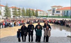 Polis abilerini çoşku ve sevinçle karşıladılar