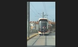 Tramvayın arkasında tehlikeli yolculuk