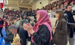 ‘Özel’ torununu sahne kenarında yönlendiren anneannenin heyecanı