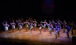 Halk Dansları Topluluğu sahnede folklor şöleni sundu