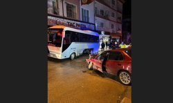 Otomobil Minibüse Yandan Çarptı: 1 Yaralı