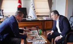 Başkan Ataç Ayvalık Belediye Başkanı Mesut Ergin İle Bir Araya Geldi
