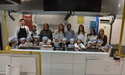 Minik eller mutfakta ilk deneyimini yaşadı