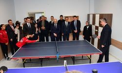 Vali Yılmaz Öğrencilerle Masa Tenisi Oynadı