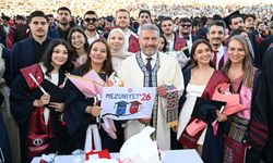 Anadolu Üniversitesi binlerce mezununu coşkuyla uğurladı
