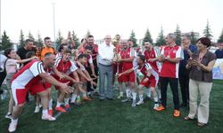 Dostluk Kazandı Kupayı Başkan Kazım Kurt Verdi