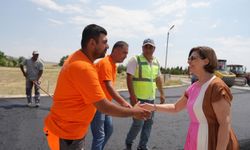 Başkan Ünlüce Sakaryabaşı’ndaki Asfalt Çalışmalarını Yerinde İnceledi