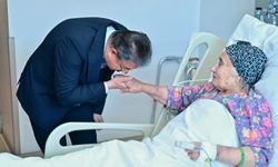 Şehit Annesini Hastanede Ziyaret Etti