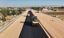 Büyükşehir 100. Yıl Bulvarı’nda Asfalt Çalışmasını Sürdürüyor