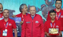 Şampiyon Takımlarımız Ödüllerini Cumhurbaşkanı Erdoğan’ın Elinden Aldı