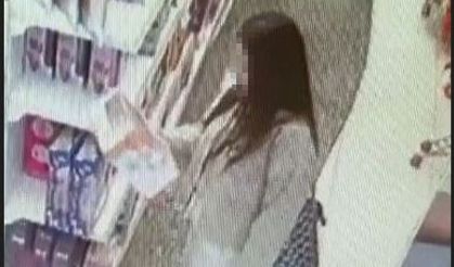Oyuncak hırsızı kadın güvenlik kamerasında