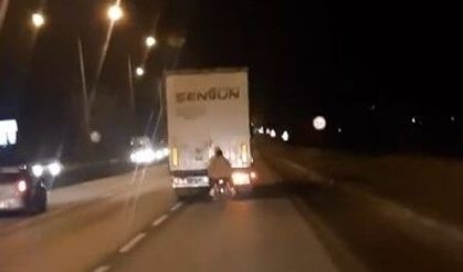 Tır arkasındaki tehlikeli yolculuk