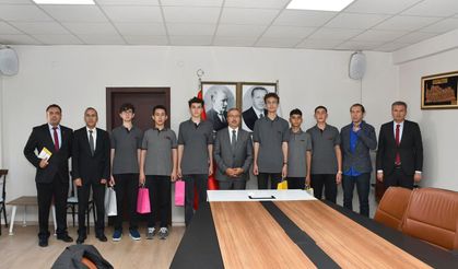 Uluslararası Robot Yarışması'nda derece alan öğrencilerden Sinan Aydın'a ziyaret