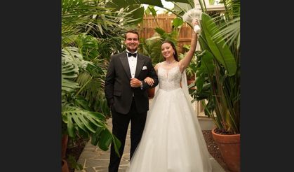 Çiftçi çift gelin aracı olarak traktörü seçti