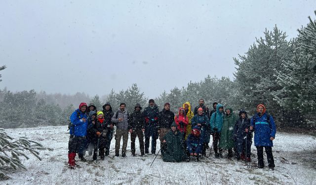 Kar yağışı eşliğinde 13 kilometre yürüyüş