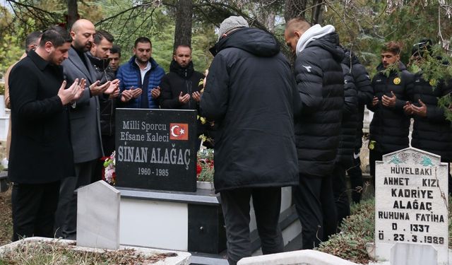 ES ES Sinan Alağaç’ın kabrini ziyaret etti