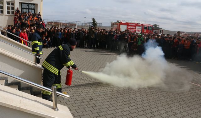 Hem Yangınlara Müdahale Ediyor Hem Eğitiyor