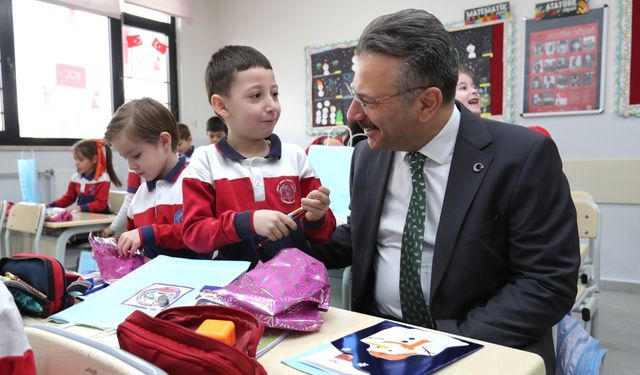 Vali Aksoy Öğrencilerin Karne Heyecanına Ortak Oldu