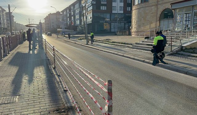 Aşırı hız yapan sürücü tramvay durağına daldı