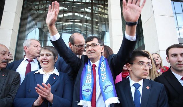 Kütahya'nın yeni Belediye Başkanı Eyüp Kahveci mazbatasını aldı