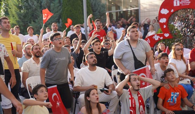 Milli Maç Heyecanı Tepebaşı’nda Yaşandı