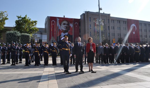 Vilayet Meydanında Çelenk Töreni