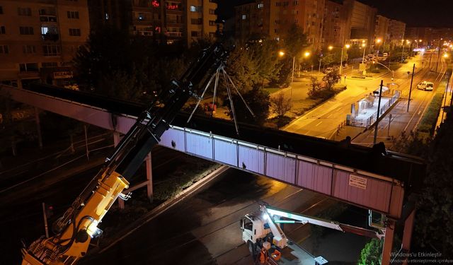 Eskişehir'e çeyrek asır hizmet veren üst geçit yıkılıyor