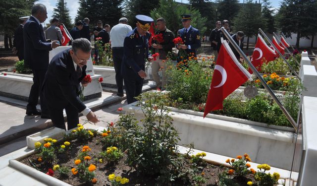 102'nci Yılda Şehit Kabirleri Ziyaret Edildi