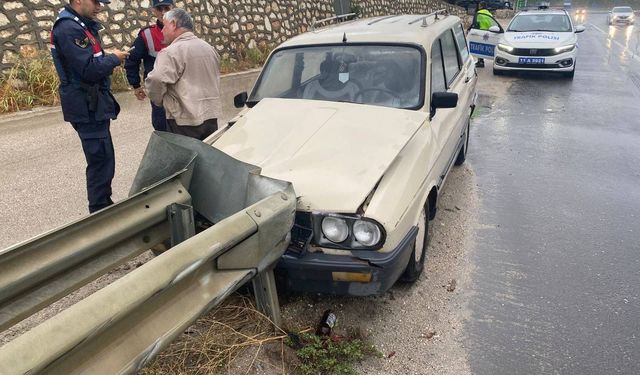 Bilecik'te kontrolden çıkan araç bariyere çarptı